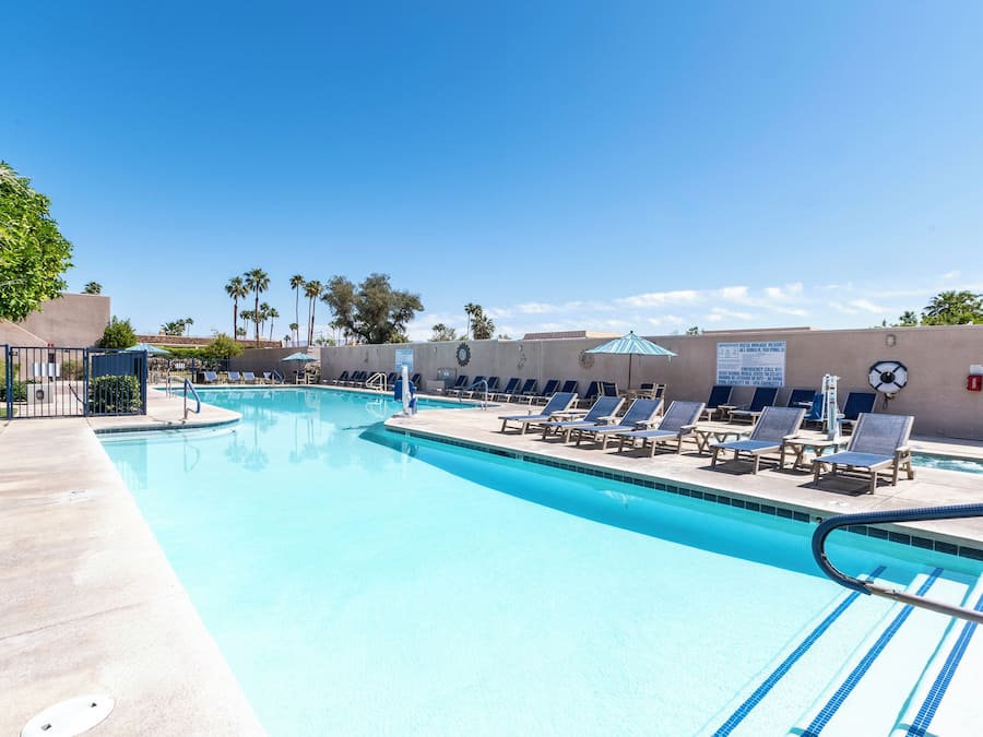 2 piscines extérieures