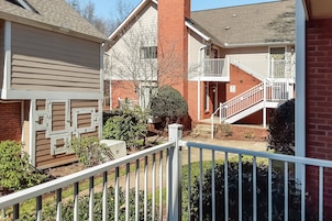 Studio Suite, 1 King Bed with Sofa bed | Hypo-allergenic bedding, desk, iron/ironing board