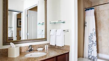 Combined shower/tub, free toiletries, hair dryer, towels