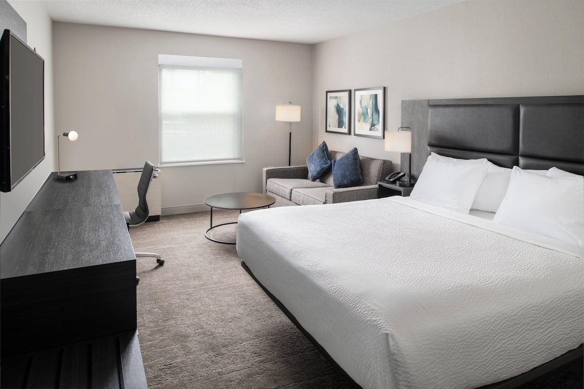 Standard Room, 1 King Bed with Sofa bed | Premium bedding, desk, laptop workspace, iron/ironing board