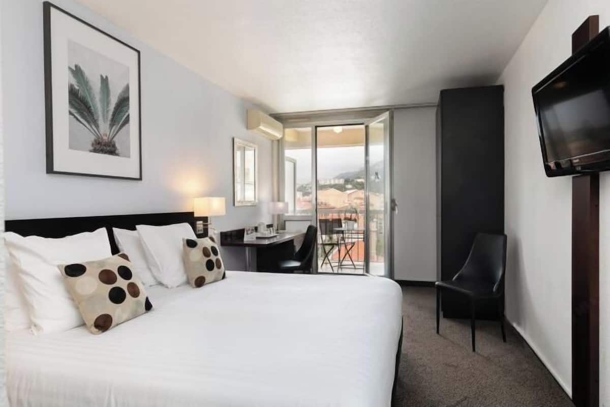 Sängtillbehör av högsta kvalitet och värdeförvaringsskåp på rummet