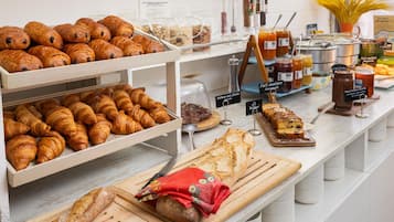 Petit déjeuner buffet servi tous les jours en supplément