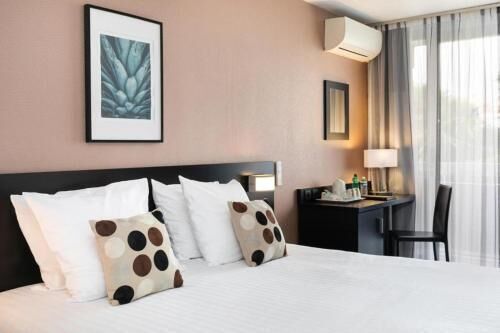 Premium bedding, in-room safe, desk, blackout curtains