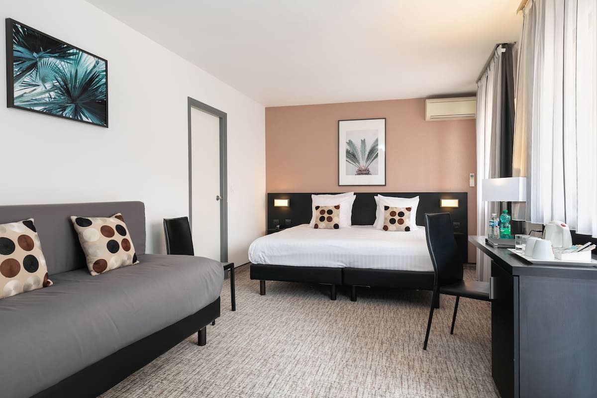 Superior Room, Berbilang Katil, Non Smoking, Balcony (Twin bed on request) | Peralatan tempat tidur premium, peti besi dalam bilik, meja