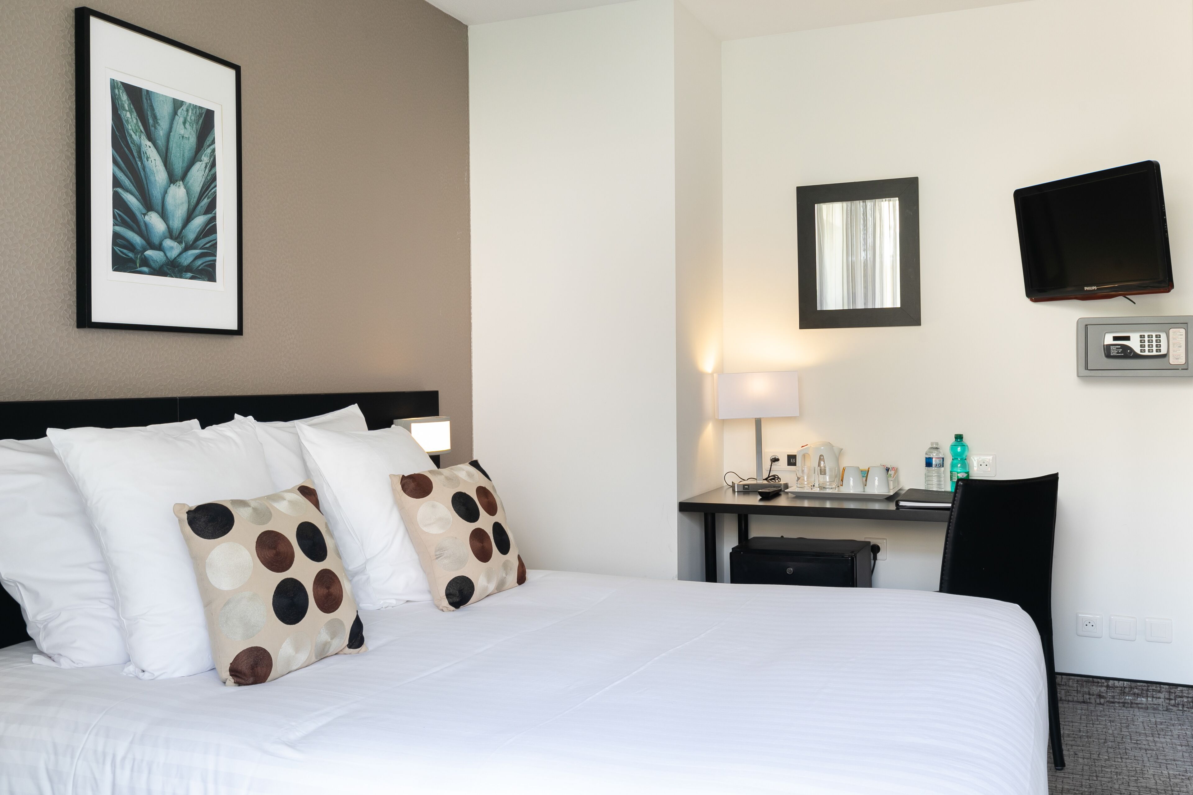 standard room, 1 queen bed, non smoking | premium bedding, in-room safe, desk, blackout curtains