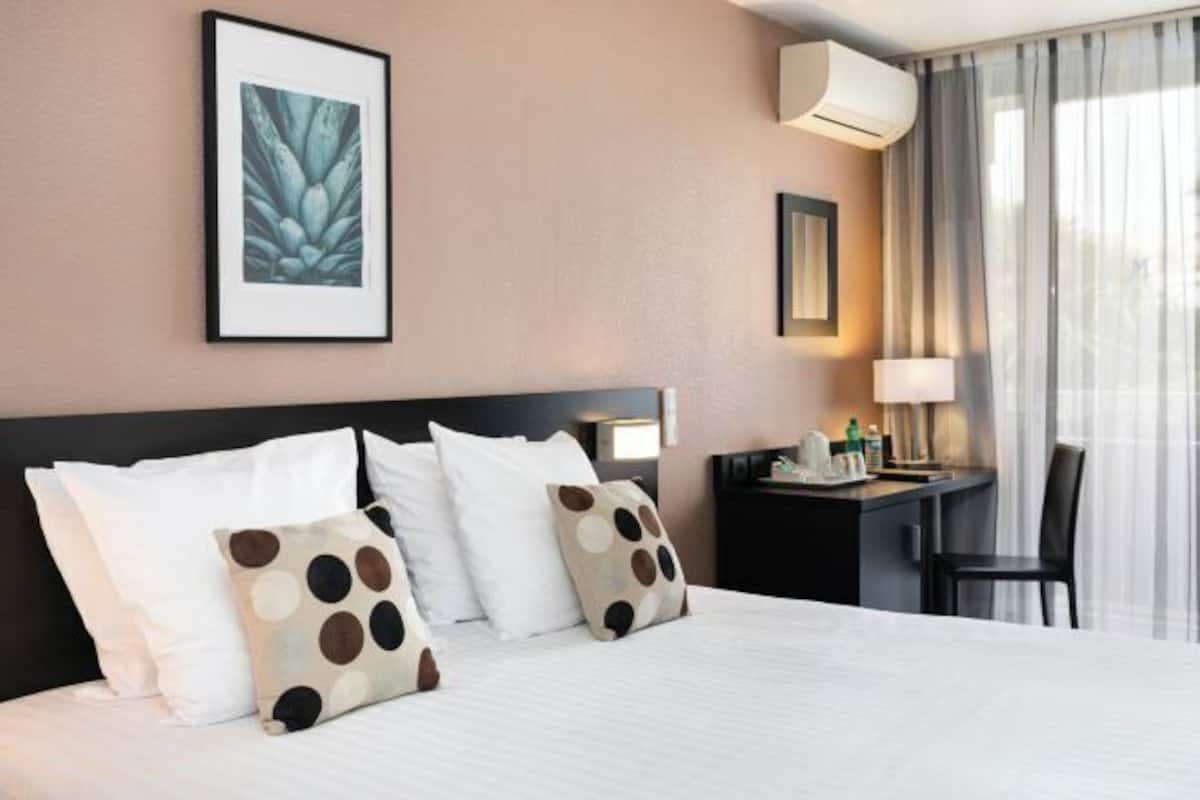 Literie de qualitĂ©, coffre-fort, bureau, rideaux dâobscurcissement