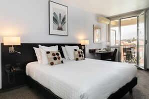 Habitación superior, 1 cama King size, para no fumadores, balcón (Twin bed on request) | Ropa de cama de alta calidad y caja de seguridad en la habitación 