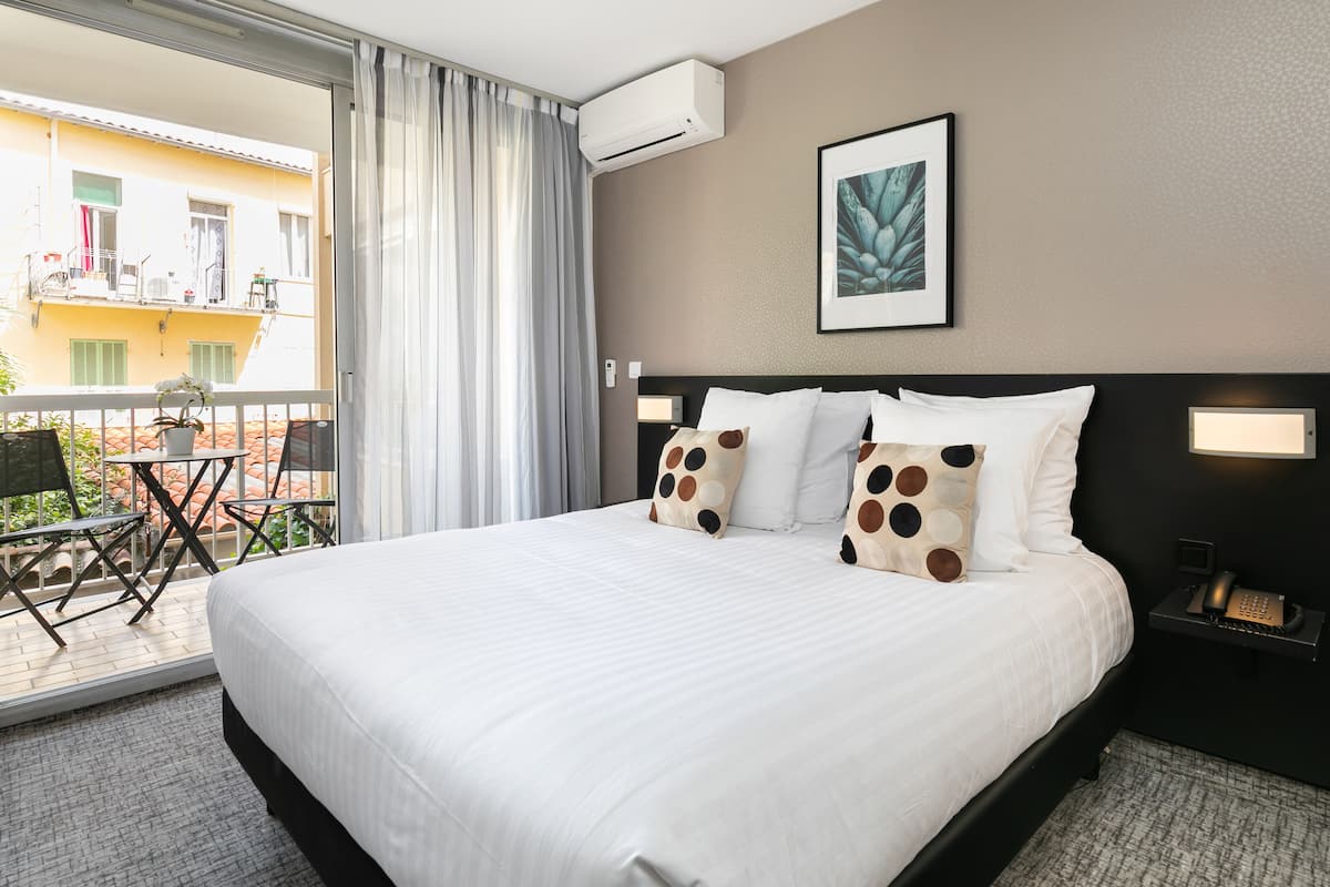 Peralatan tempat tidur premium, peti besi dalam bilik, meja