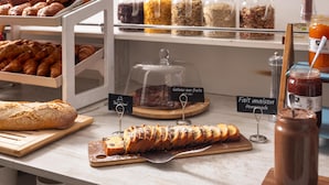 A bakery display with various baked goods and jars of ingredients. - Best Western Hotel Mediterranee Menton (Menton)