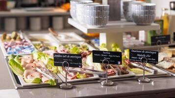 Ein reichhaltiges Buffet mit ausgeschilderten Speisen, darunter Terrine und Saucisson de Montagne.