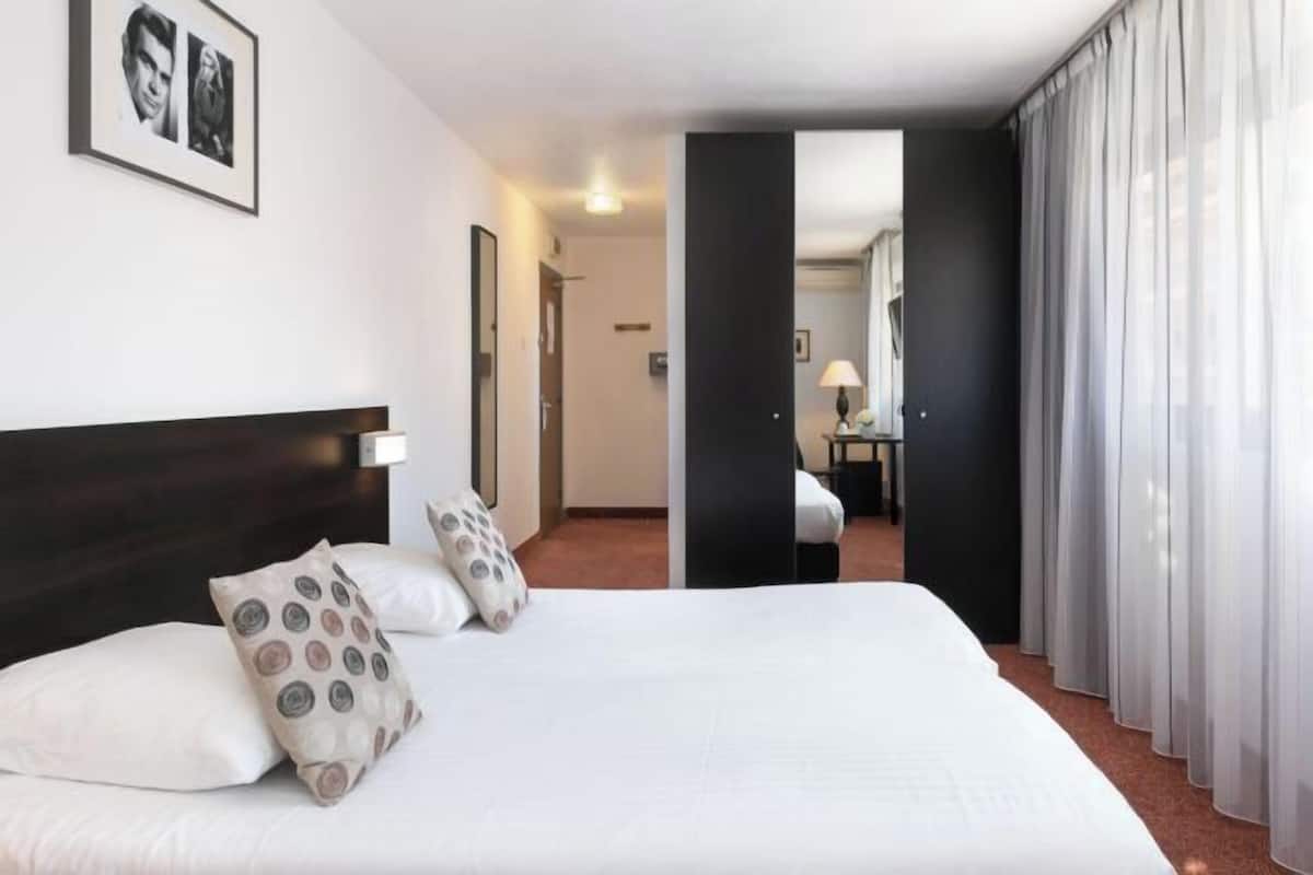 Sängtillbehör av högsta kvalitet och värdeförvaringsskåp på rummet