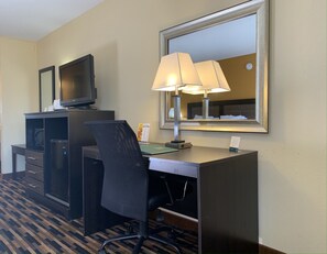 Desk, laptop workspace, soundproofing, iron/ironing board - Quality Inn University Area (Troy)