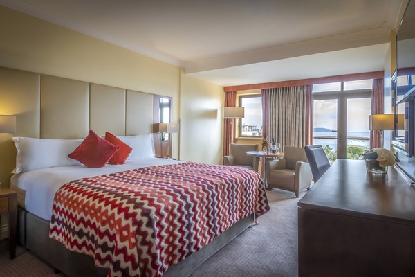 Mısır pamuklu çarşaf takımı, kaliteli yatak takımı, odada kasa, masa