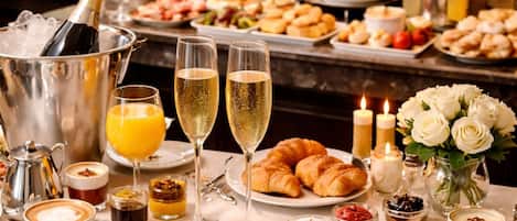 Her gün açık büfe kahvaltı (kişi başı 24 EUR)