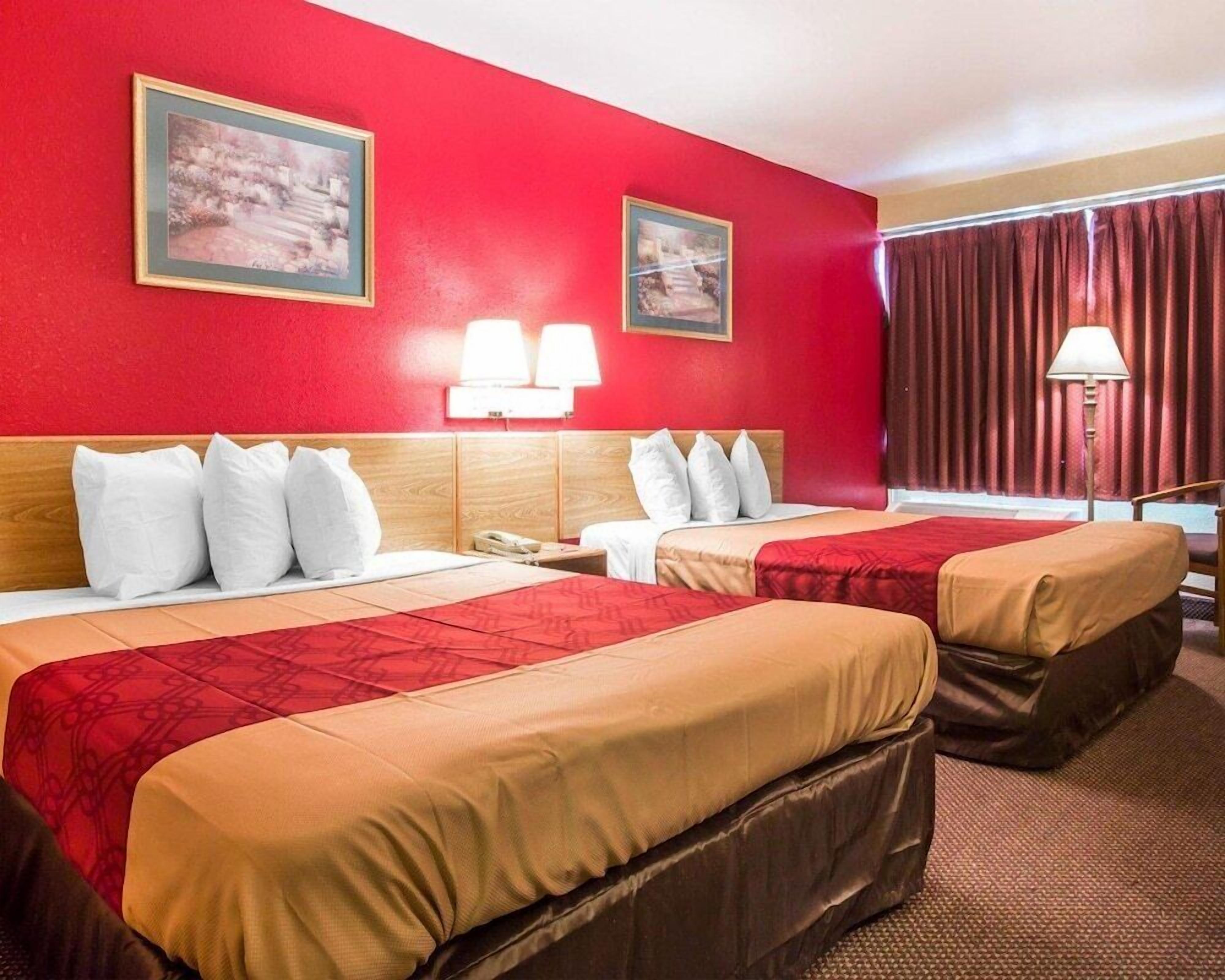 Escritorio, cunas gratuitas, wifi gratis y ropa de cama 