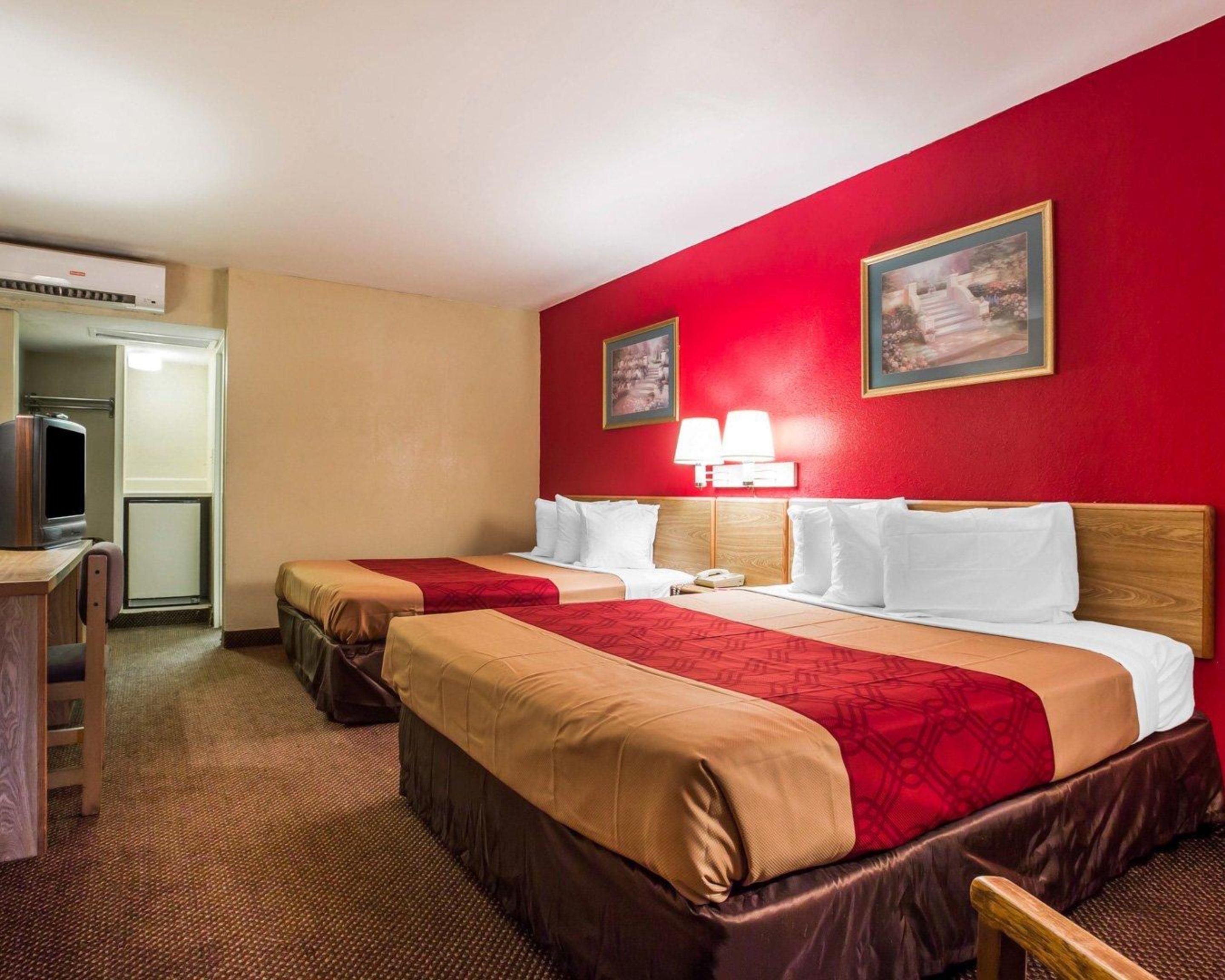 standard room, 2 queen beds, non smoking | desk, free cots/infant beds, free wifi, bed sheets