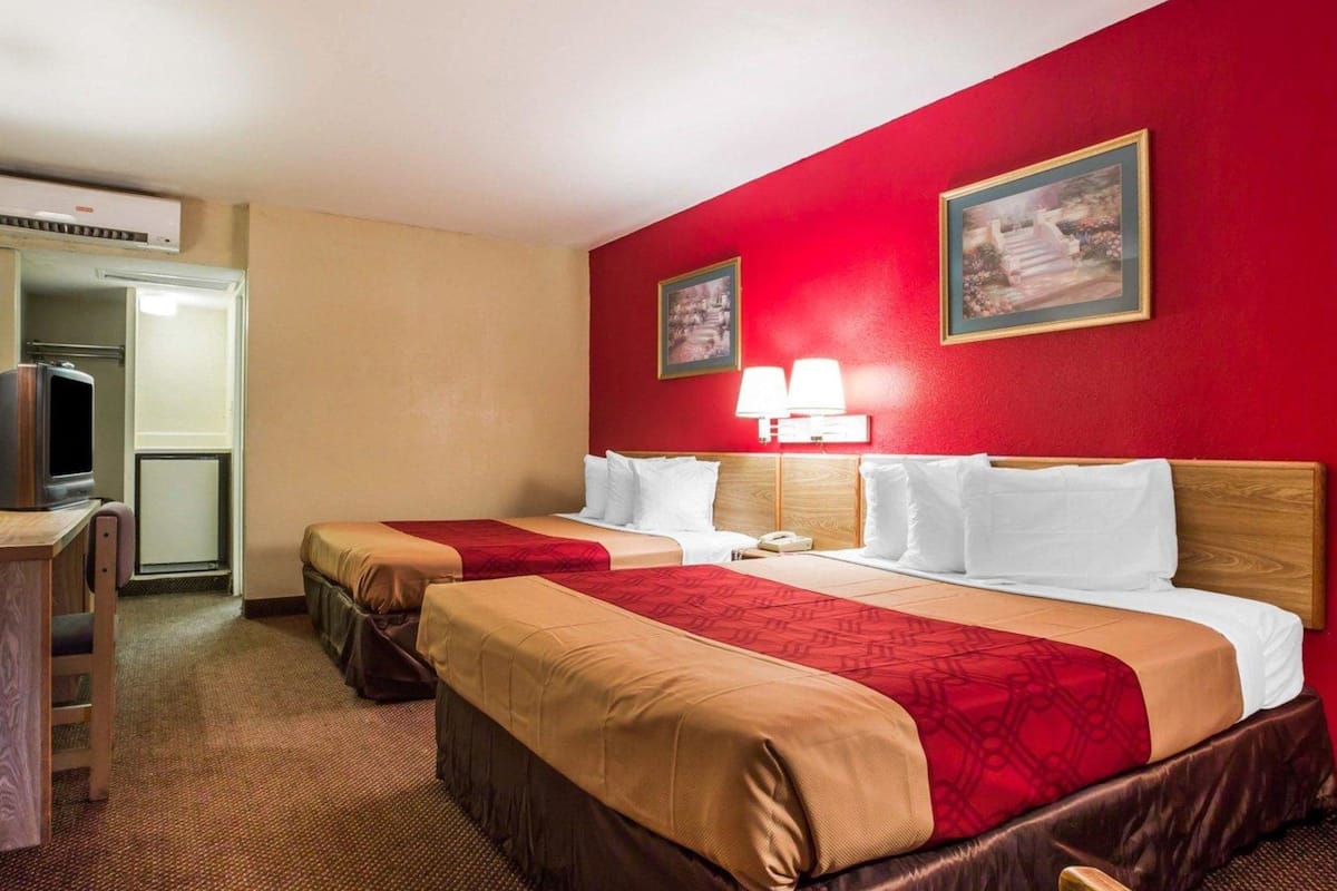 standard room, 2 queen beds, non smoking | desk, free cots/infant beds, free wifi, bed sheets