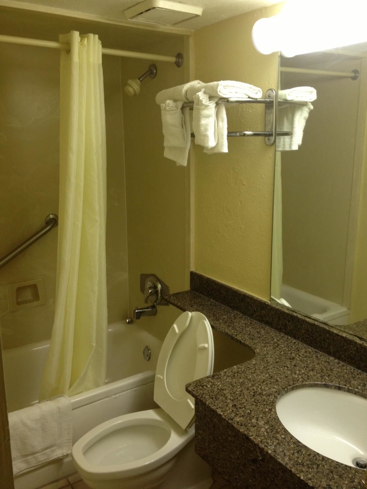 combined shower/bathtub, towels