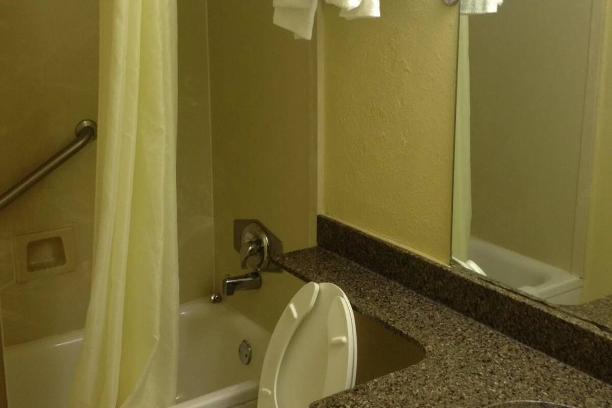 combined shower/bathtub, towels