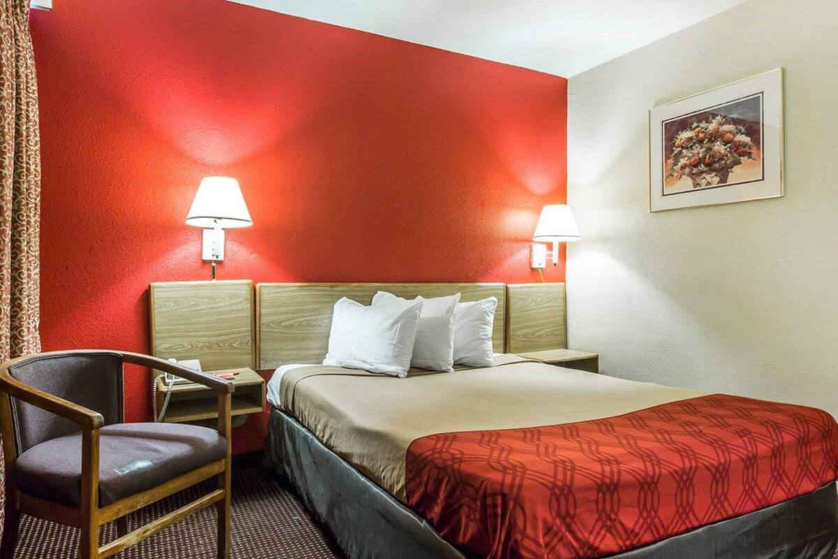 desk, free cots/infant beds, free wifi, bed sheets