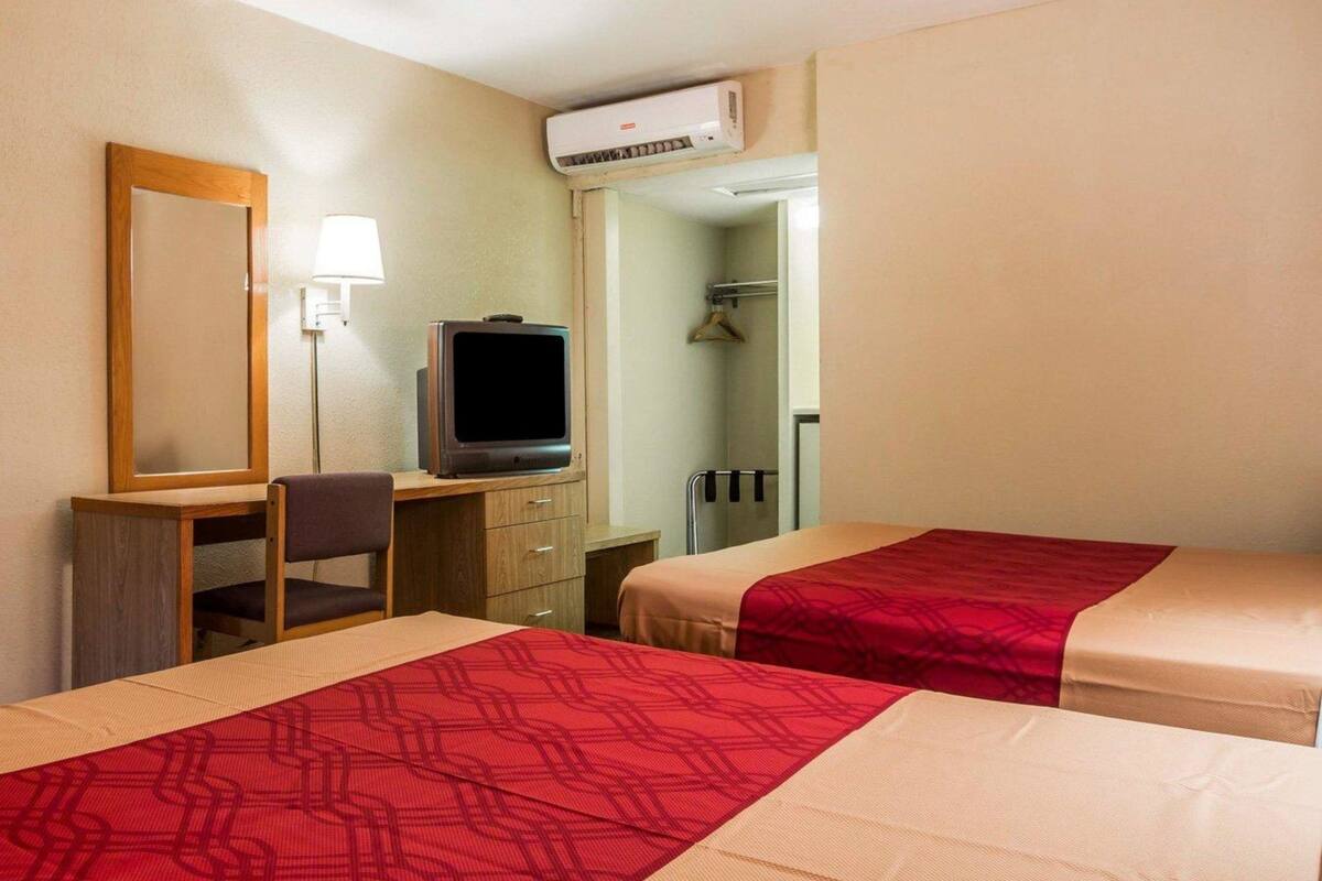 standard room, 2 queen beds, non smoking | desk, free cots/infant beds, free wifi, bed sheets