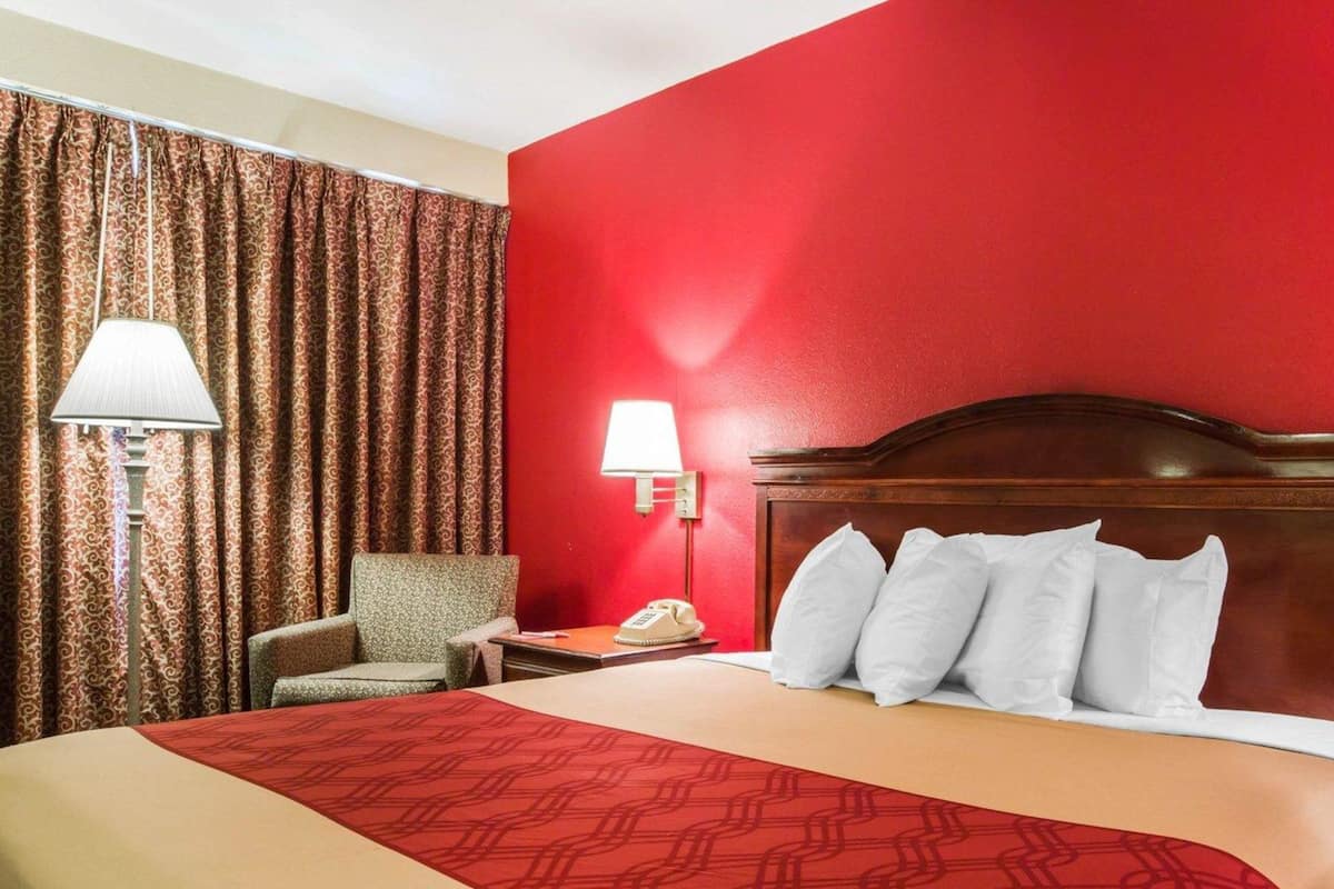 Desk, cribs (free), WiFi (free), bed sheets