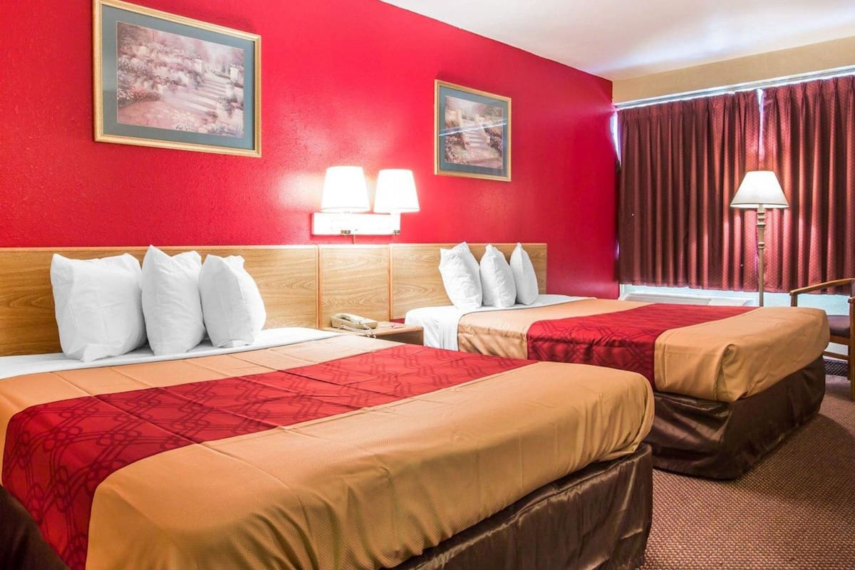 standard room, 2 queen beds, non smoking | desk, free cots/infant beds, free wifi, bed sheets