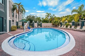 Outdoor pool, pool loungers - La Quinta Inn & Suites by Wyndham Naples Downtown (Naples)