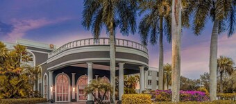 La Quinta Inn & Suites by Wyndham Naples Downtown