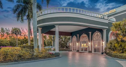 La Quinta Inn & Suites by Wyndham Naples Downtown