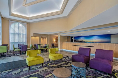 Lobby. La Quinta Inn & Suites by Wyndham Naples Downtown