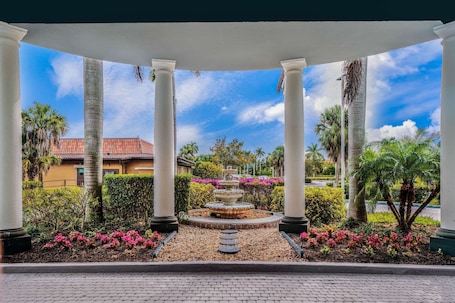 Exterior. La Quinta Inn & Suites by Wyndham Naples Downtown