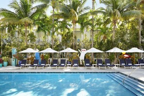 4 piscines extérieures, parasols de plage, chaises longues