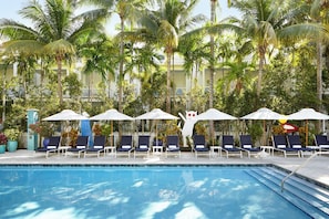 4 outdoor pools, pool umbrellas, sun loungers