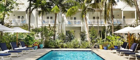 4 outdoor pools, pool umbrellas, sun loungers