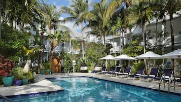 4 outdoor pools, pool umbrellas, sun loungers