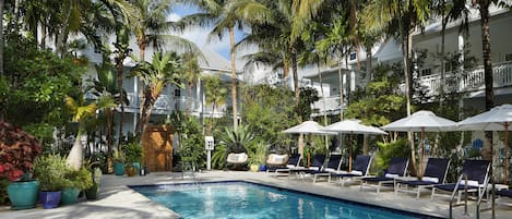 4 outdoor pools, pool umbrellas, pool loungers