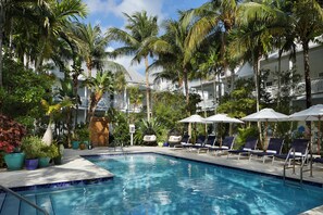4 outdoor pools, pool umbrellas, sun loungers