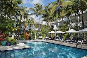 4 outdoor pools, pool umbrellas, pool loungers