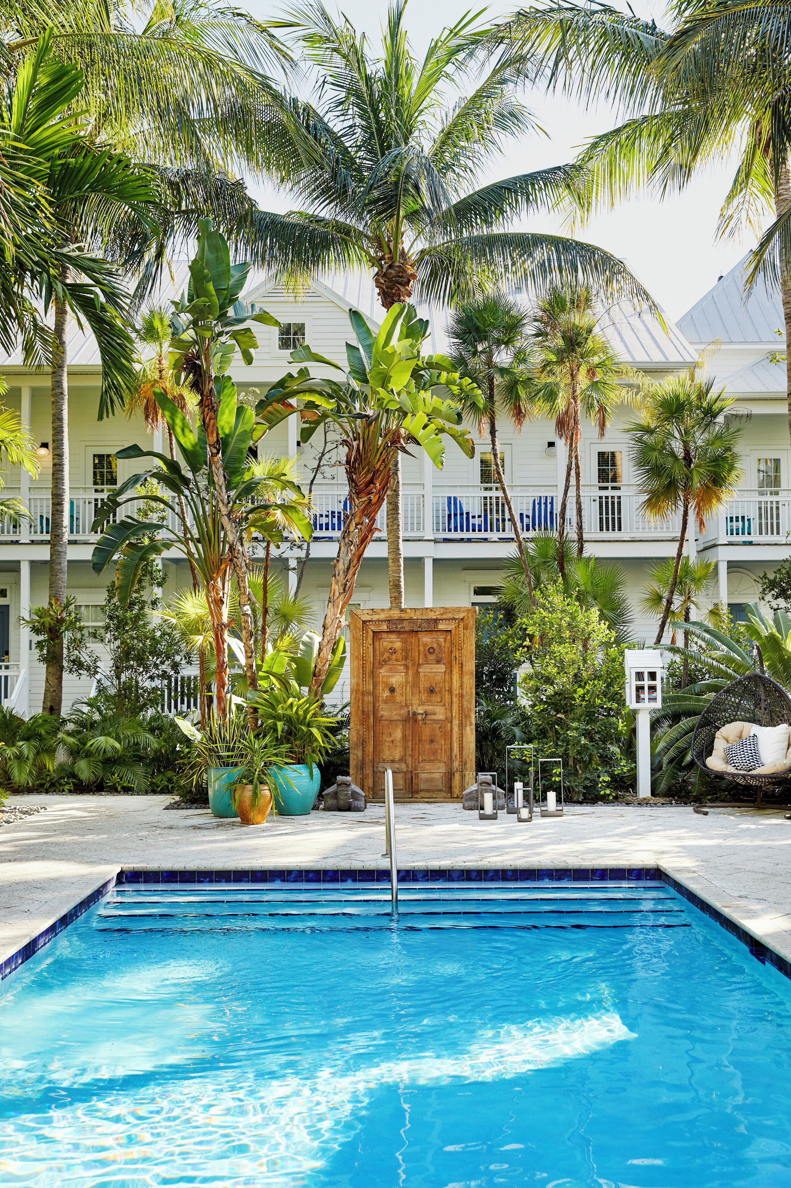 4 outdoor pools, pool umbrellas, pool loungers