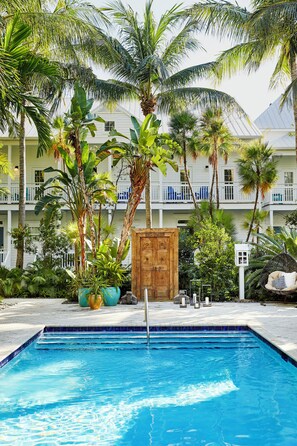 4 outdoor pools, pool umbrellas, sun loungers