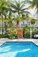 4 piscinas al aire libre, sombrillas, sillones reclinables de piscina