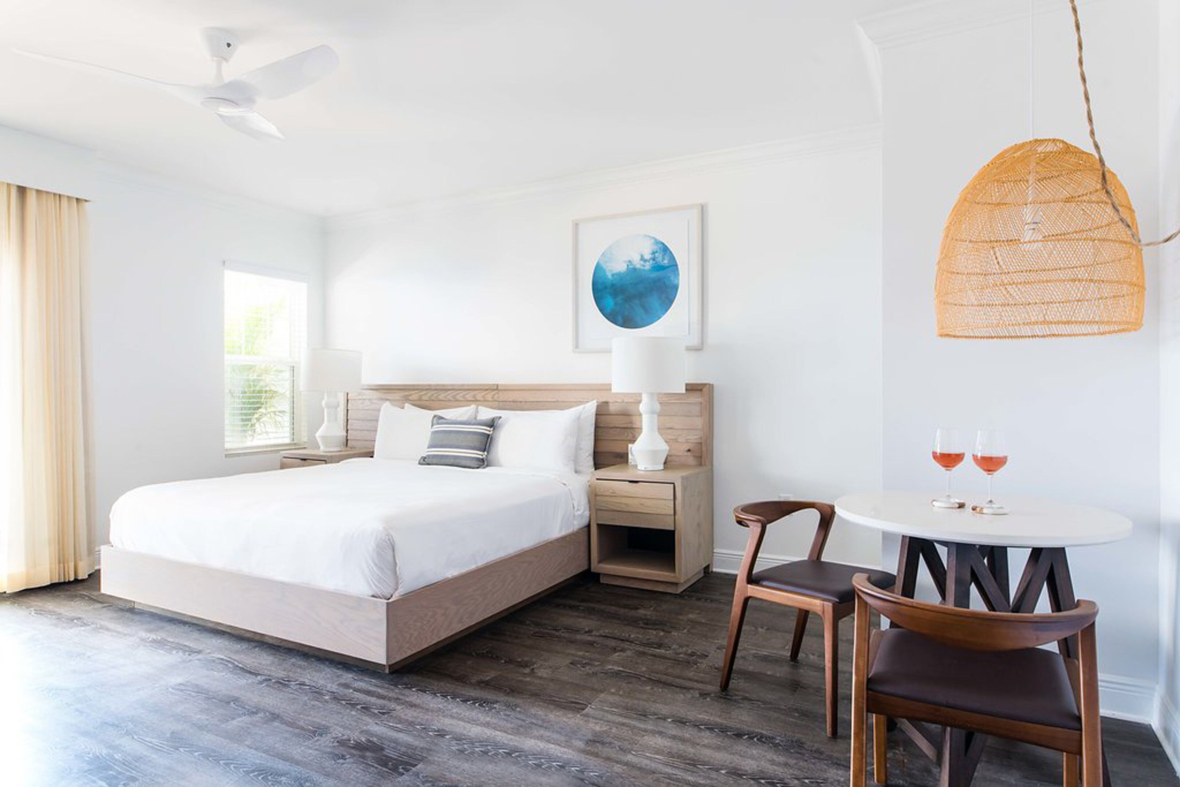 أغطية فراش متميزة وميني بار وخزنة داخل الغرفة وبديكورات فريدة لكل غرفة