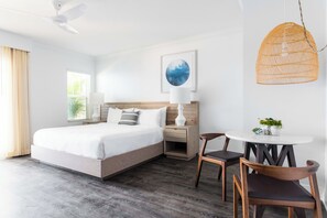 Habitación, 1 cama King size, refrigerador, vista parcial al océano | Ropa de cama de alta calidad y minibar 