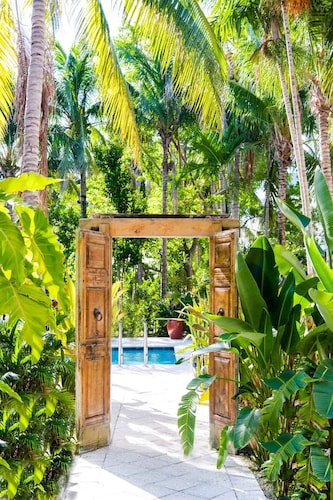 Parrot Key Hotel & Villas