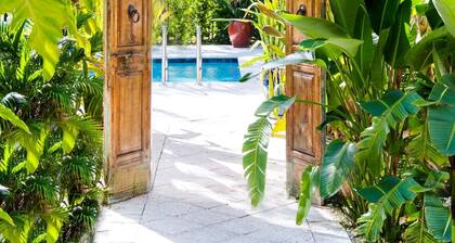 Parrot Key Hotel & Villas