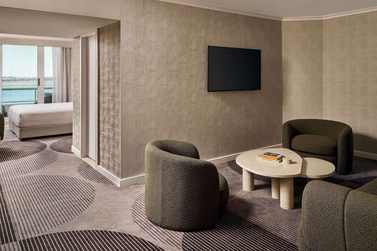 1 habitación, caja de seguridad en la habitación y escritorio