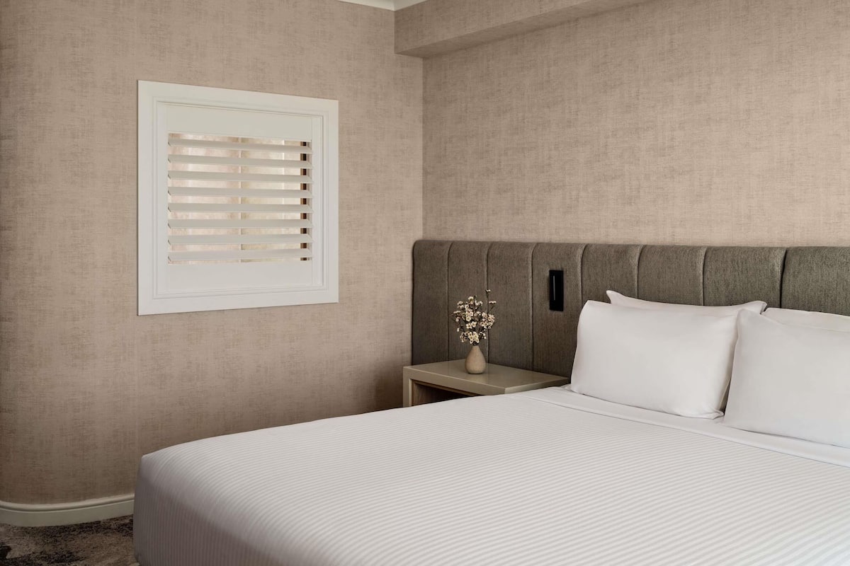 1 bedroom, in-room safe, desk, iron/ironing board