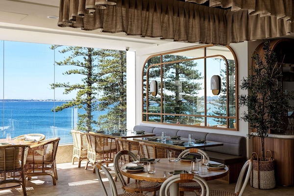 2 restaurants; breakfast, lunch, and dinner served
