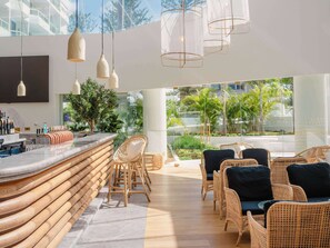 Serviert Mittagessen, Abendessen und Happy Hour